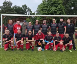 Alte Herren beschenken sich selbst 🔴⚫🚂